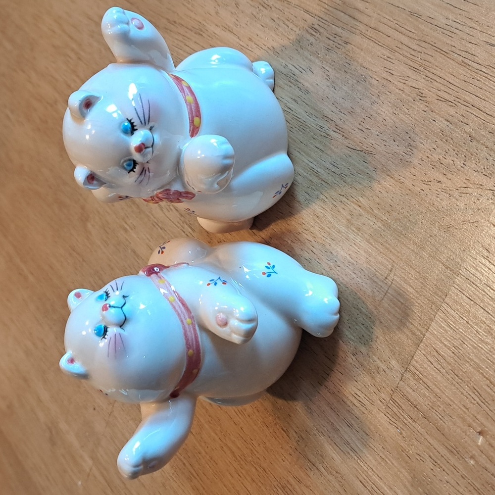 3" 1/2 tall , vintage Brinn's cats 🐈 figurine